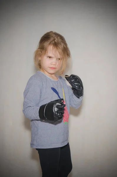 In cremagliera da combattimento, bambino, ragazza in guanti per il combattimento corpo a corpo — Foto Stock