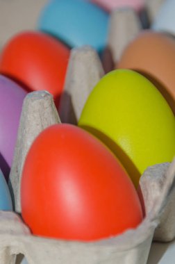 çok renkli Paskalya yumurtaları paketinde