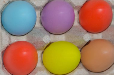çok renkli Paskalya yumurtaları paketinde