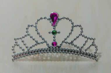 beyaz tahta üzerinde oyuncak plastik taç