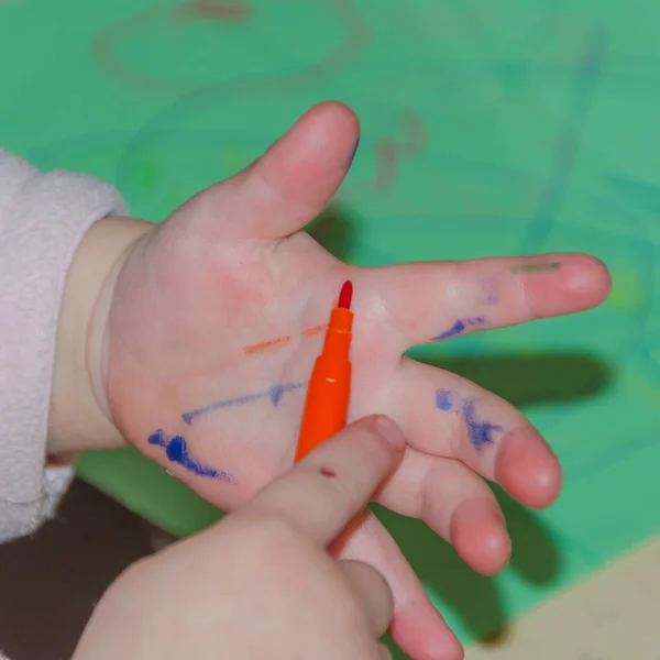 特写镜头, 孩子画一个标记的手 — 图库照片