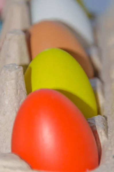 En paquet d "œufs de Pâques multicolores — Photo