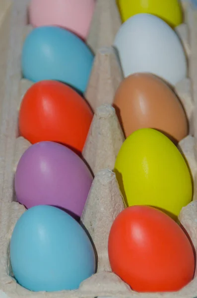I förpackning med flerfärgade påskägg — Stockfoto