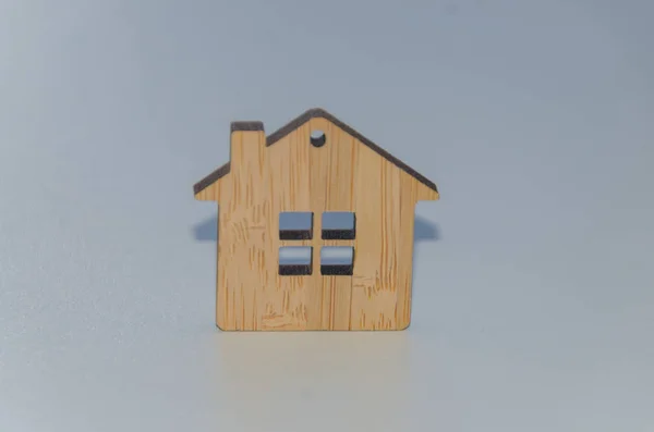 Casa de madeira no fundo branco — Fotografia de Stock