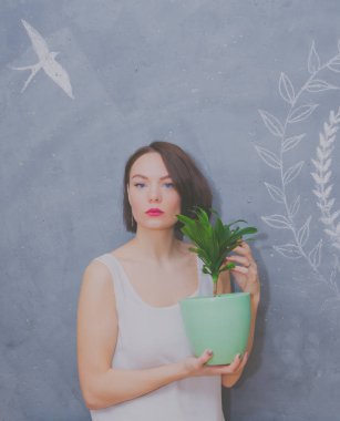 arka plan gri duvar üzerinde çiçek kız