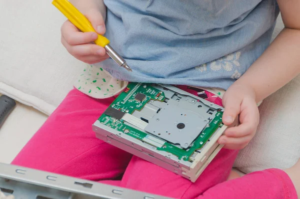 Uma criança, uma rapariga a reparar uma unidade do sistema informático — Fotografia de Stock