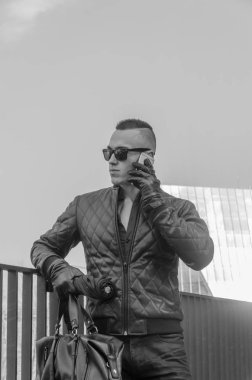 acımasız adam bir ceket ve sokakta güneş gözlüğü