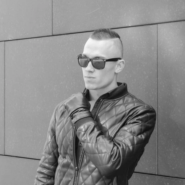 Acımasız adam bir ceket ve sokakta güneş gözlüğü — Stok fotoğraf