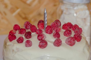 kremalı bisküvi kek ahududu ile