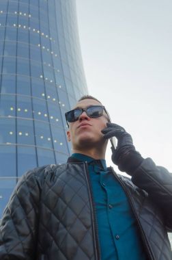 Spor, acımasız adam bir ceket güneş gözlüğü