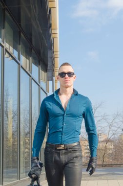 Sportif, zalim adam gömlek ve eldiven