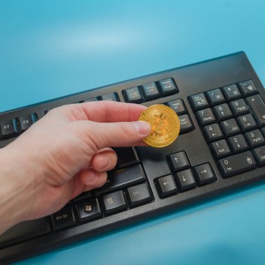 cryptocurrency altın bitcoin klavye üzerinde yatıyor