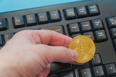 cryptocurrency altın bitcoin klavye üzerinde yatıyor