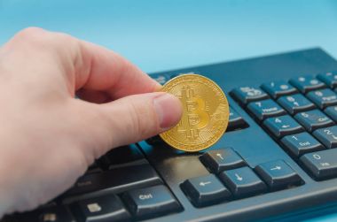 cryptocurrency altın bitcoin klavye üzerinde yatıyor