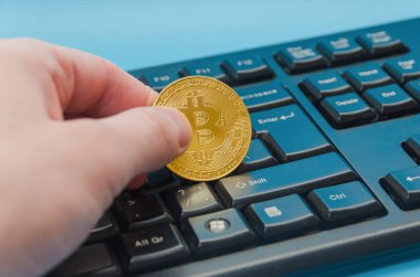 cryptocurrency altın bitcoin klavye üzerinde yatıyor