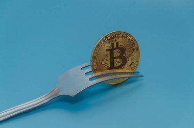 bir mavi arka plan, çatal ve cryptocurrency bitcoin üzerinde altın