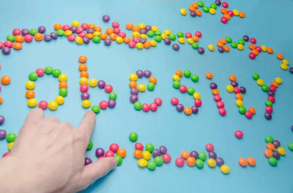 Nahaufnahme von Bonbons, mit Karamellzucker überzogener Fettleibigkeit, auf blauem Hintergrund — Stockfoto