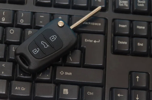 กุญแจรถบนคีย์บอร์ด — ภาพถ่ายสต็อก