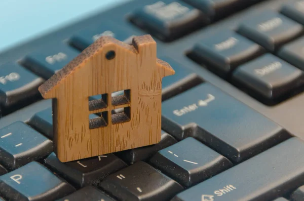 Houten speelgoed huis op het toetsenbord — Stockfoto