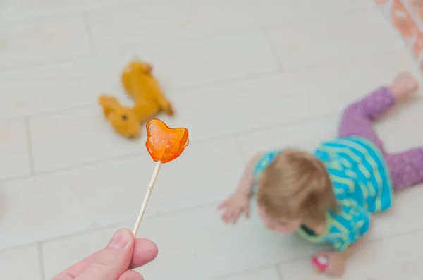 Uma menina, uma criança com um Lollipo — Fotografia de Stock