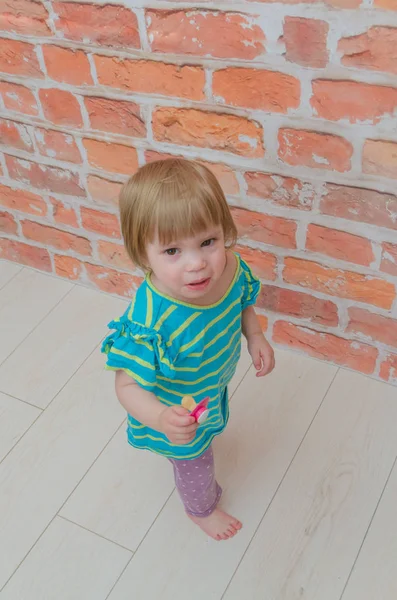 Een klein meisje, een kind met een fopspeen — Stockfoto
