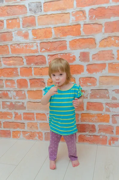Küçük Bir Kız Karşı Bir Tuğla Duvar Bir Çocuk Bir — Stok fotoğraf