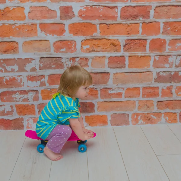 Tle Ściany Czerwonej Cegły Mała Dziewczynka Dziecko Odgrywa Rolki Deskorolce — Zdjęcie stockowe
