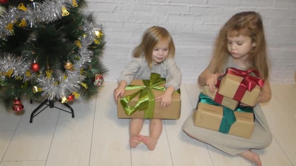 El día con regalos y árbol de Navidad dos hermanas niñas — Vídeos de Stock