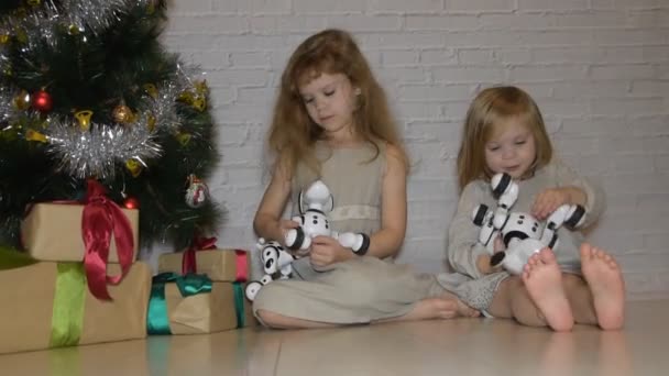 Las vacaciones con regalos robot perro y árbol de Navidad dos hermanas niñas — Vídeos de Stock