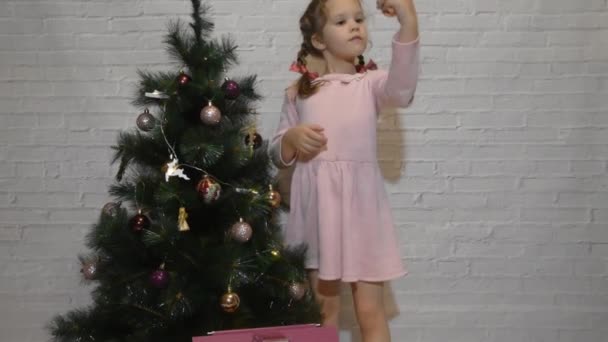 Day with gifts and Christmas tree girl — Stock Video