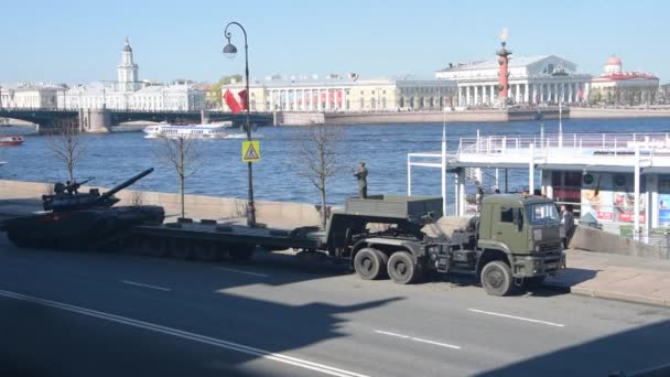 Rusia, Saint Petersburg, 9 Mei 2019 - memuat sebuah tangki di sebuah trailer traktor untuk transportasi — Stok Video