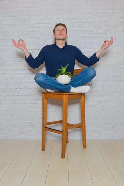 Man på en trästol med en blomma av känslor — Stockfoto