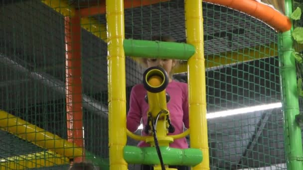 A criança menina no Playground atira bolas de um canhão — Vídeo de Stock