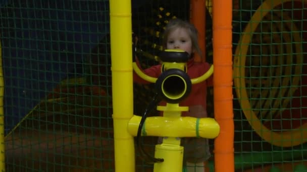 A criança menina no Playground atira bolas de um canhão — Vídeo de Stock