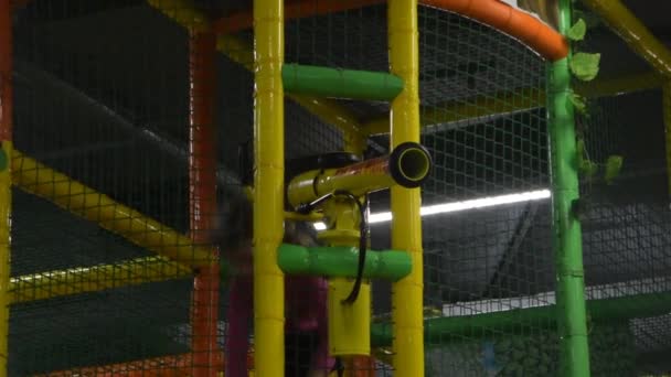 Flickan barn på lekplatsen skjuter bollar från en kanon — Stockvideo