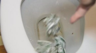 Kirli bir tuvalette akan suyla sifonu çekmek için gereken para.