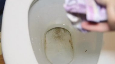 Kirli bir tuvalette akan suyla sifonu çekmek için gereken para.