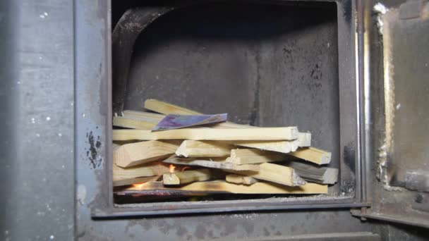 l'argent brûle vivement dans le four 