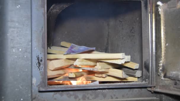 l'argent brûle vivement dans le four 