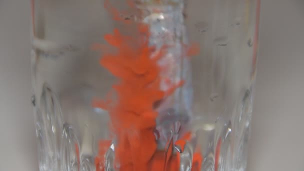 Der Pinsel in Farbe in einem Glas Wasser mischen — Stockvideo
