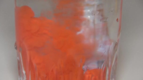 Penseln i färg i ett glas vatten mix — Stockvideo