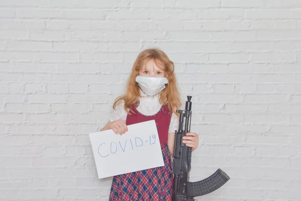 Девушка Пистолетом Маской Лице Время Эпидемии — стоковое фото