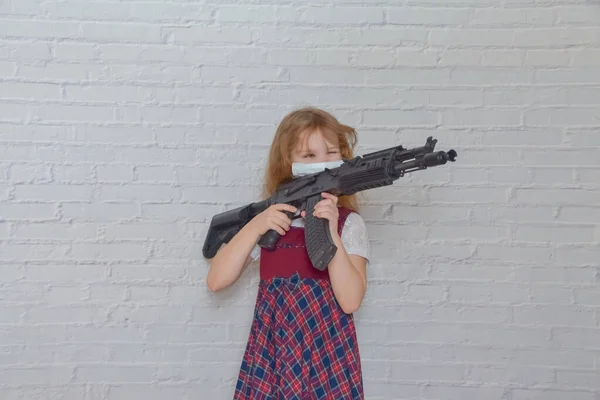 Девушка Пистолетом Маской Лице Время Эпидемии — стоковое фото