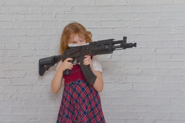 Дівчина Пістолетом Маскою Обличчі Під Час Епідемії — стокове фото