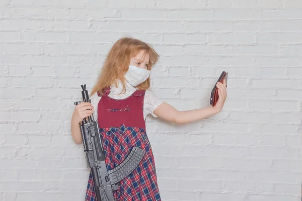 Flickan Med Pistol Och Mask Ansiktet Epidemin — Stockfoto