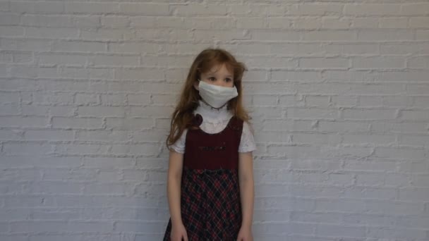 Dívka se zbraní a maskou na tváři během epidemie — Stock video