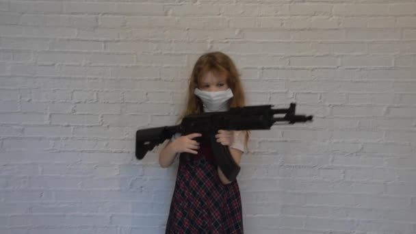 The girl with a gun and a mask on her face during the epidemic — Stock Video