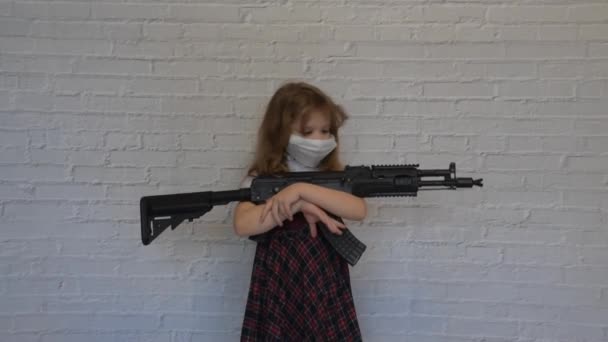 La fille avec une arme et un masque sur le visage pendant l'épidémie — Video