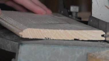 makine aracı dairesel testere testeresi testereyi kesen adam.
