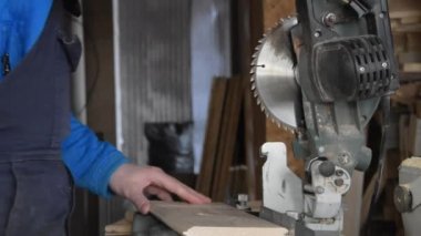 makine aracı dairesel testere testeresi testereyi kesen adam.